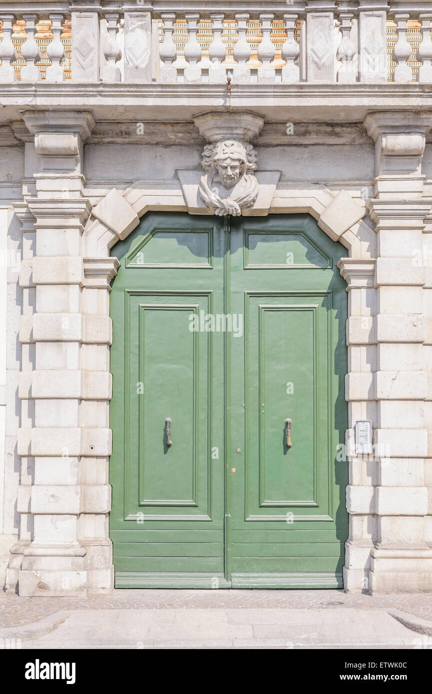 Tür mit Stein Bogen und steinernen Kopf Stockfoto