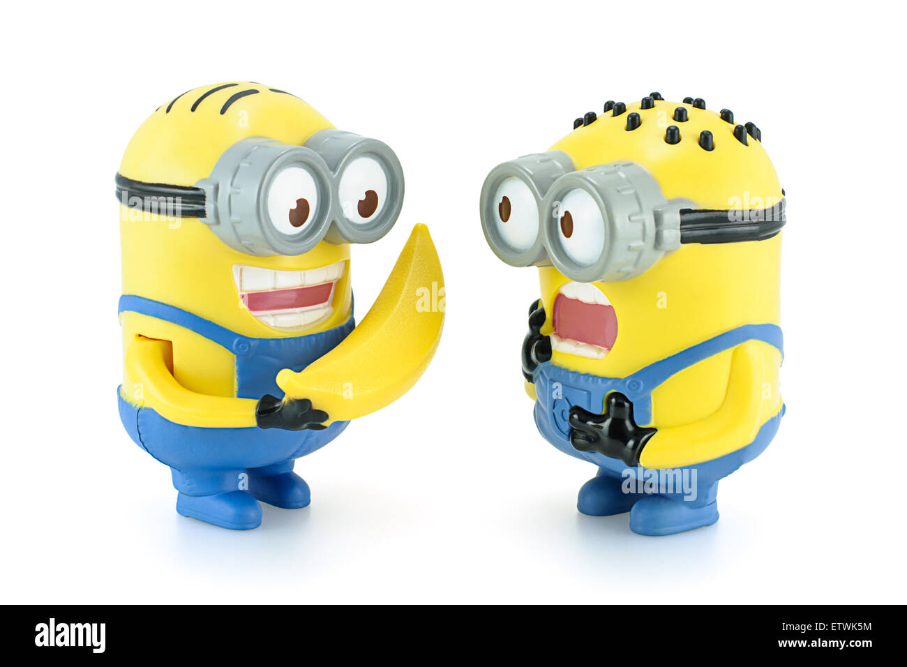 Bangkok, Thailand - 17. Februar 2014: Minion Dave geben Banane Minion Figur  Spielzeug Charakter von Despicable Me 2 Film Stockfotografie - Alamy