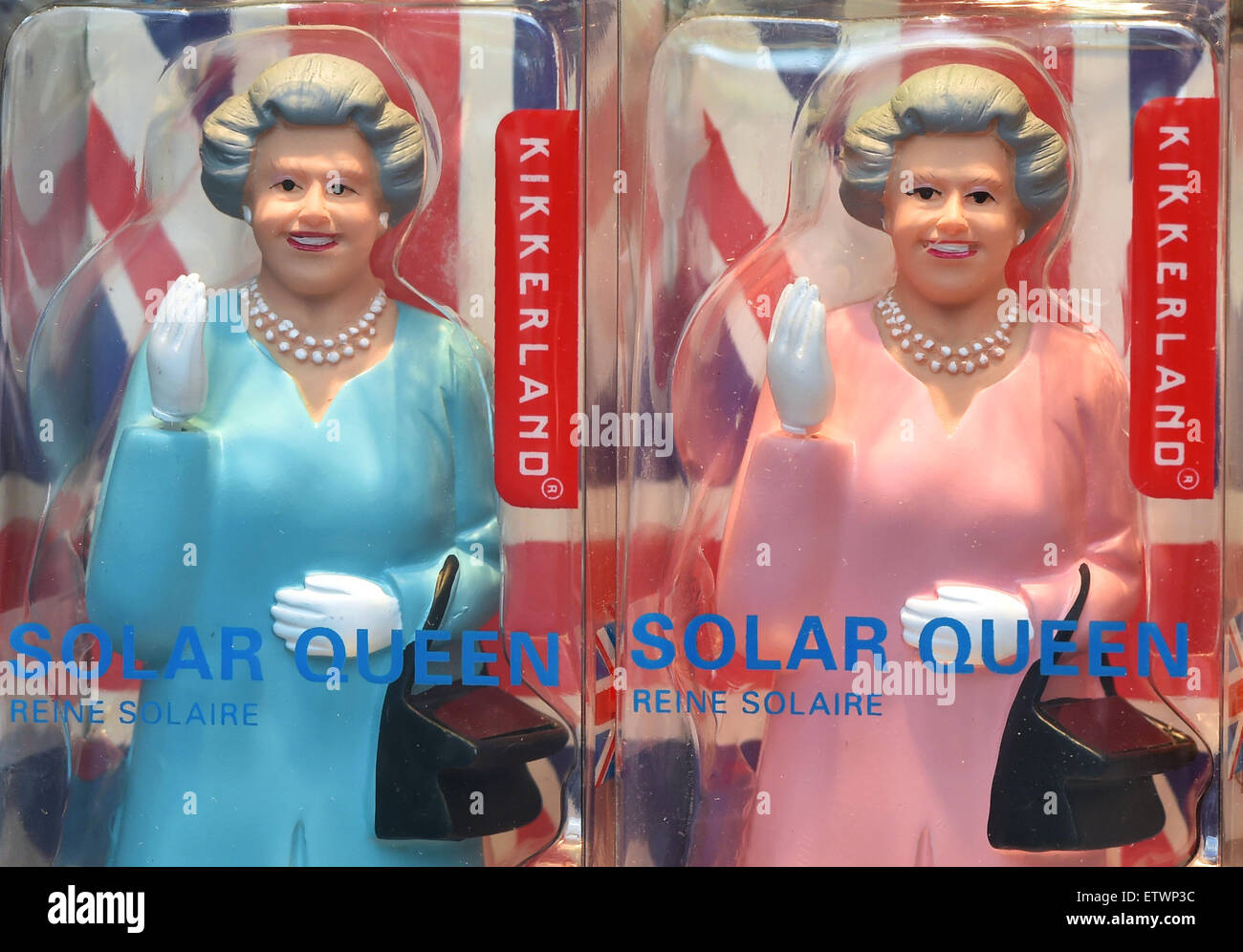 Berlin, Deutschland. 9. Juni 2015. Winken solar Figuren von der Königin in eine blaue und rosa Kleid zum Verkauf für 25 Euro pro Figur in einem Schaufenster in Berlin, Deutschland, 9. Juni 2015. Foto: Jens Kalaene/Dpa/Alamy Live News Stockfoto