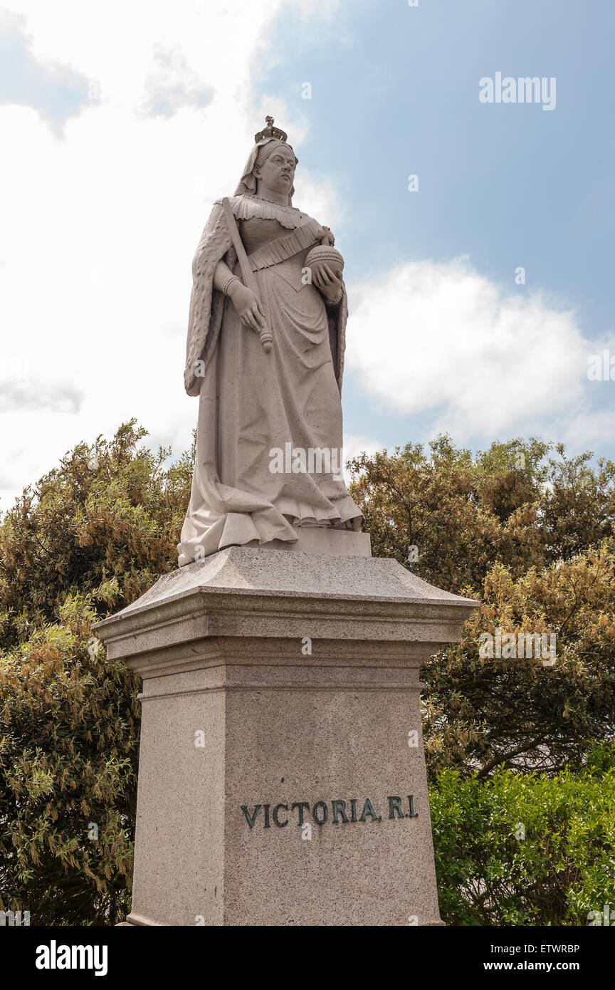Weiße Leben Größe Marmorstatue von Königin Victoria wurde im Jahre 1905 in Harwich Dovercourt gebaut mit Reichsapfel und Zepter Stockfoto