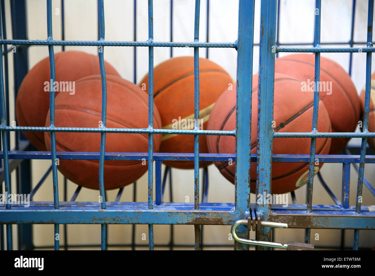 Alte Korb Gummibälle in einer Turnhalle wie ein Gefängnis Stockfoto