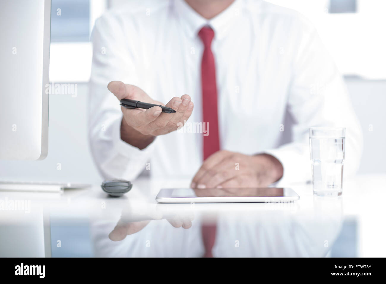 Geschäftsmann im Amt halten Stift in der hand Innenfeldes Stockfoto