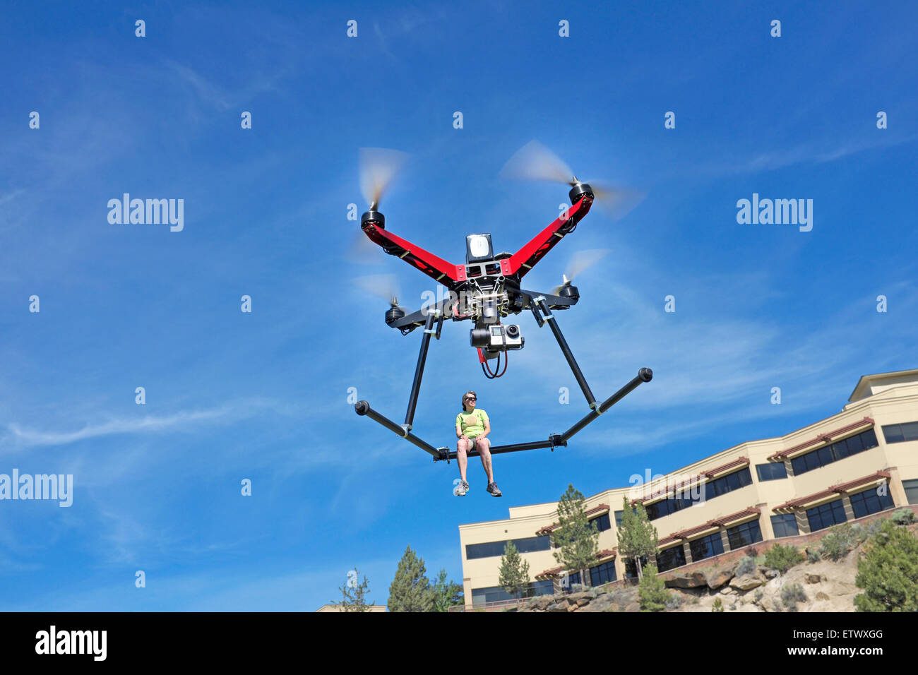 Eine Person, die durch ein Quadrocopter Drohne, ausgestattet mit einer Gopro-Kamera im Flug. Stockfoto