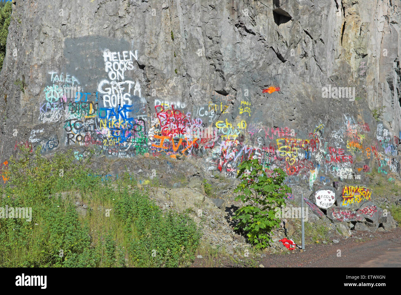 Eine Felswand in den Oregon Cascade Mountains, die Menschen mit Graffiti bedeckt haben. Stockfoto