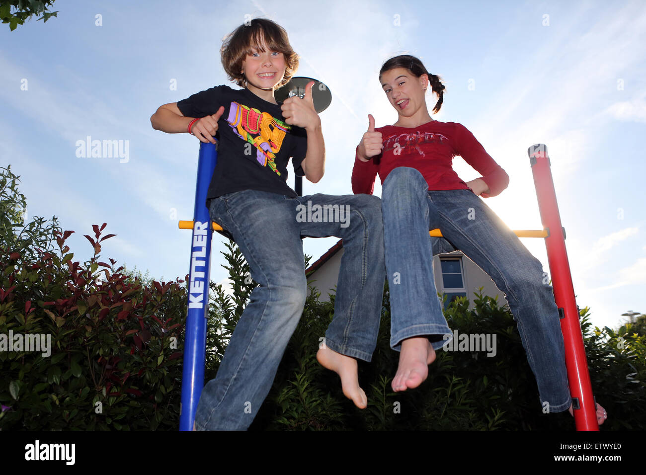 Werl, Deutschland, Kinder zeigen mit dem Daumen Stockfoto