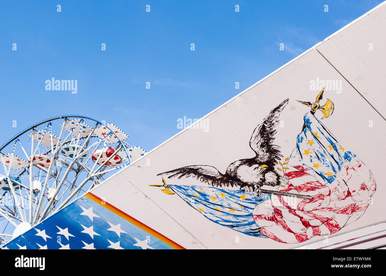 Symbole für die USA-Flagge. Im Hintergrund ein Riesenrad und der Himmel Stockfoto