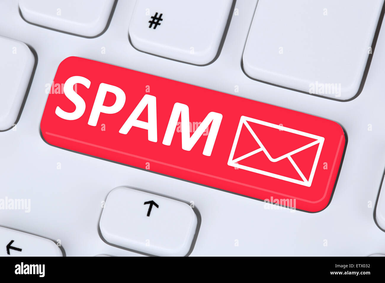 Senden von Spam-Mail E-Mail über das Internet auf Computer-Tastatur mit Brief-symbol Stockfoto