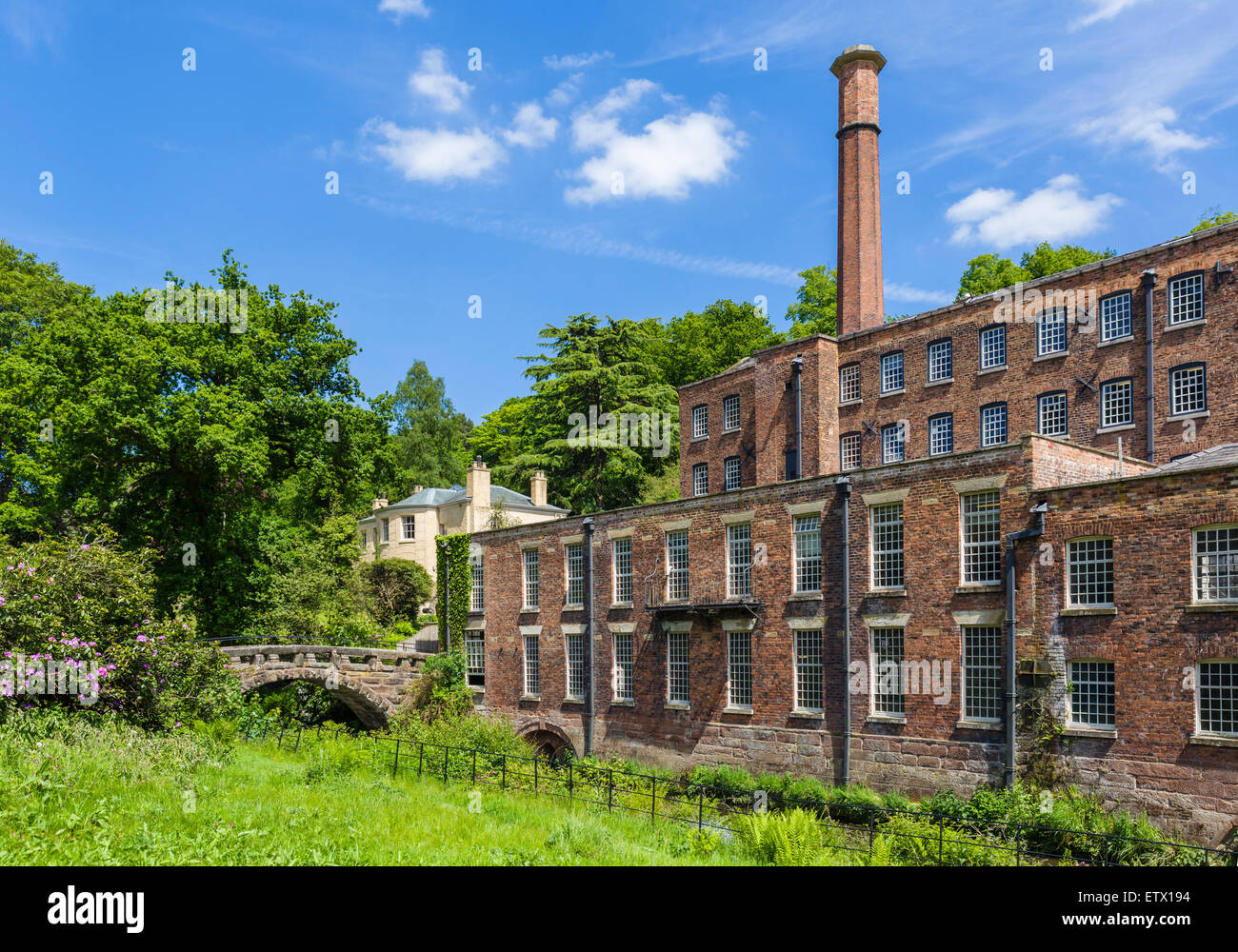Der Fluß Bollin und Steinbruch-Bank-Mühle, einer historischen 18thC Textilfabrik in Styal, Cheshire, England, UK Stockfoto