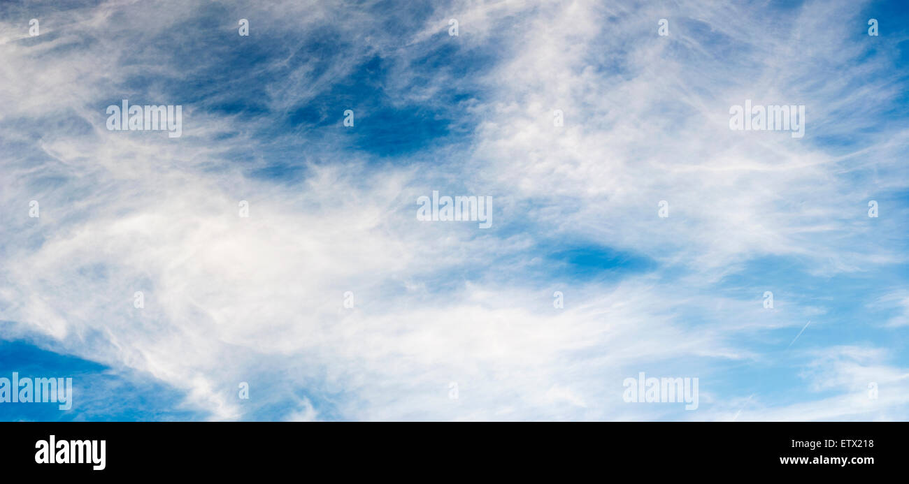Blauer Himmel, Wolken und kleinen Kondensation Trail des Flugzeugs auf der rechten Seite, Panorama-Hintergrund Stockfoto