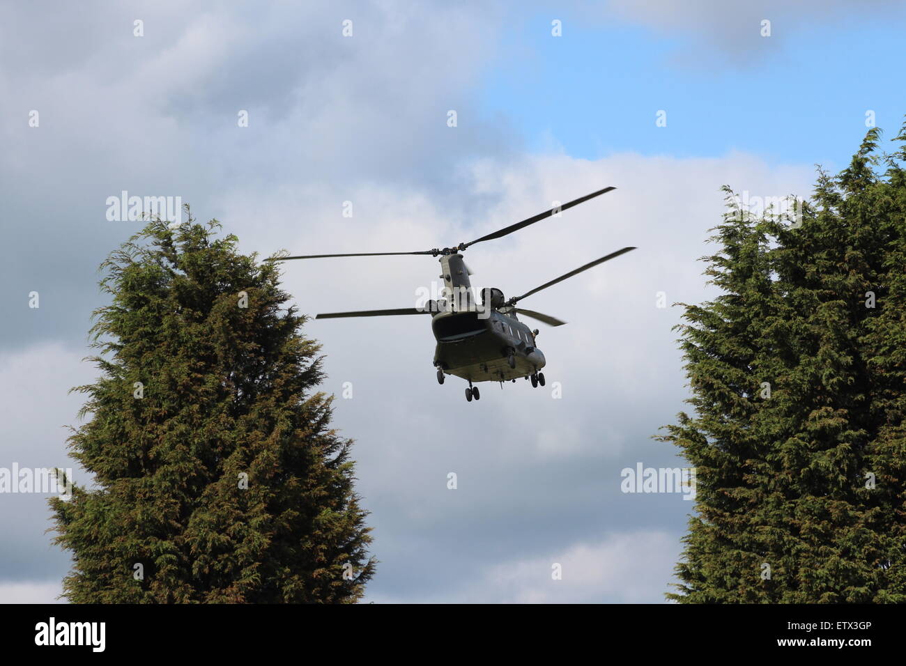 Chinook in der Luft, niedrig fliegende Flugzeuge, Luftbrücke, Armee, Luftfahrt, Hintergrund, Großbritannien, Chinook, Stockfoto
