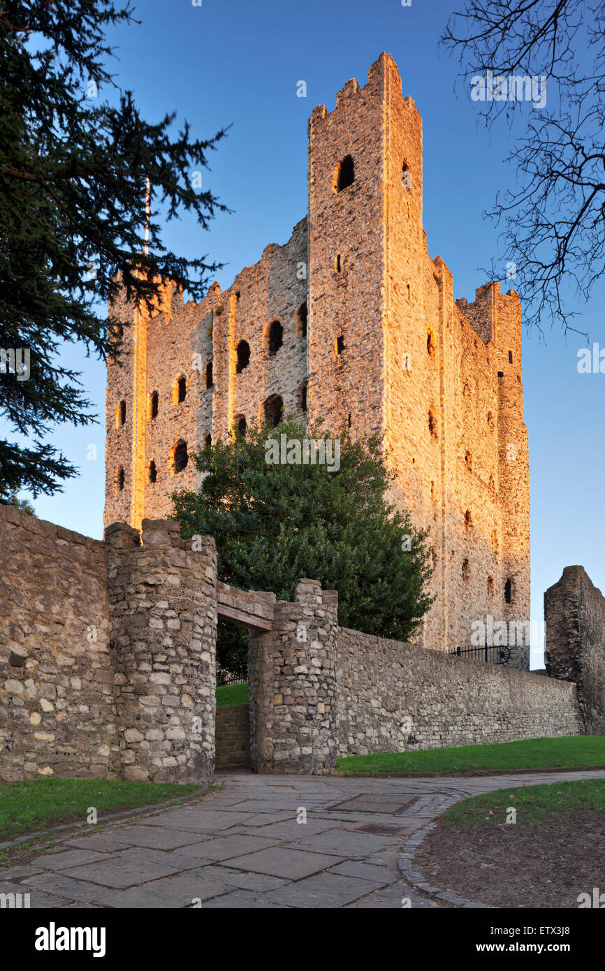 Rochester Castle, Architektur aus dem 12. Jahrhundert im warmen Licht der untergehenden Sonne Stockfoto