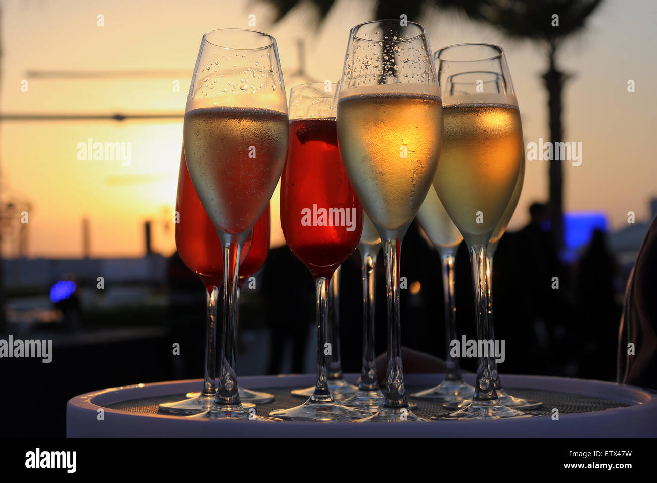 Dubai, Vereinigte Arabische Emirate, Gläser mit Champagner gegen das Licht des Sonnenuntergangs Stockfoto