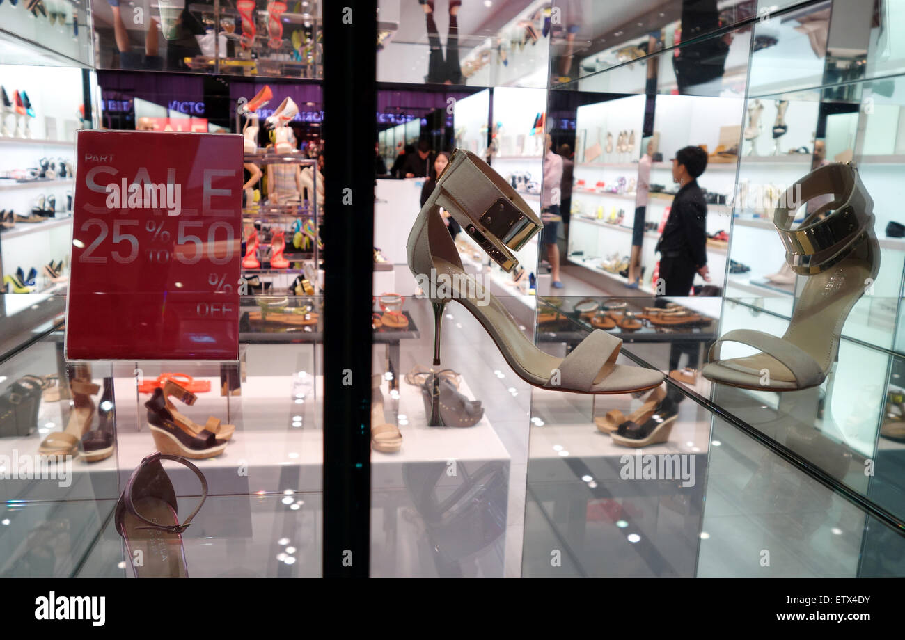 Dubai, Vereinigte Arabische Emirate, Verkäufe in einem Schuhgeschäft Stockfoto