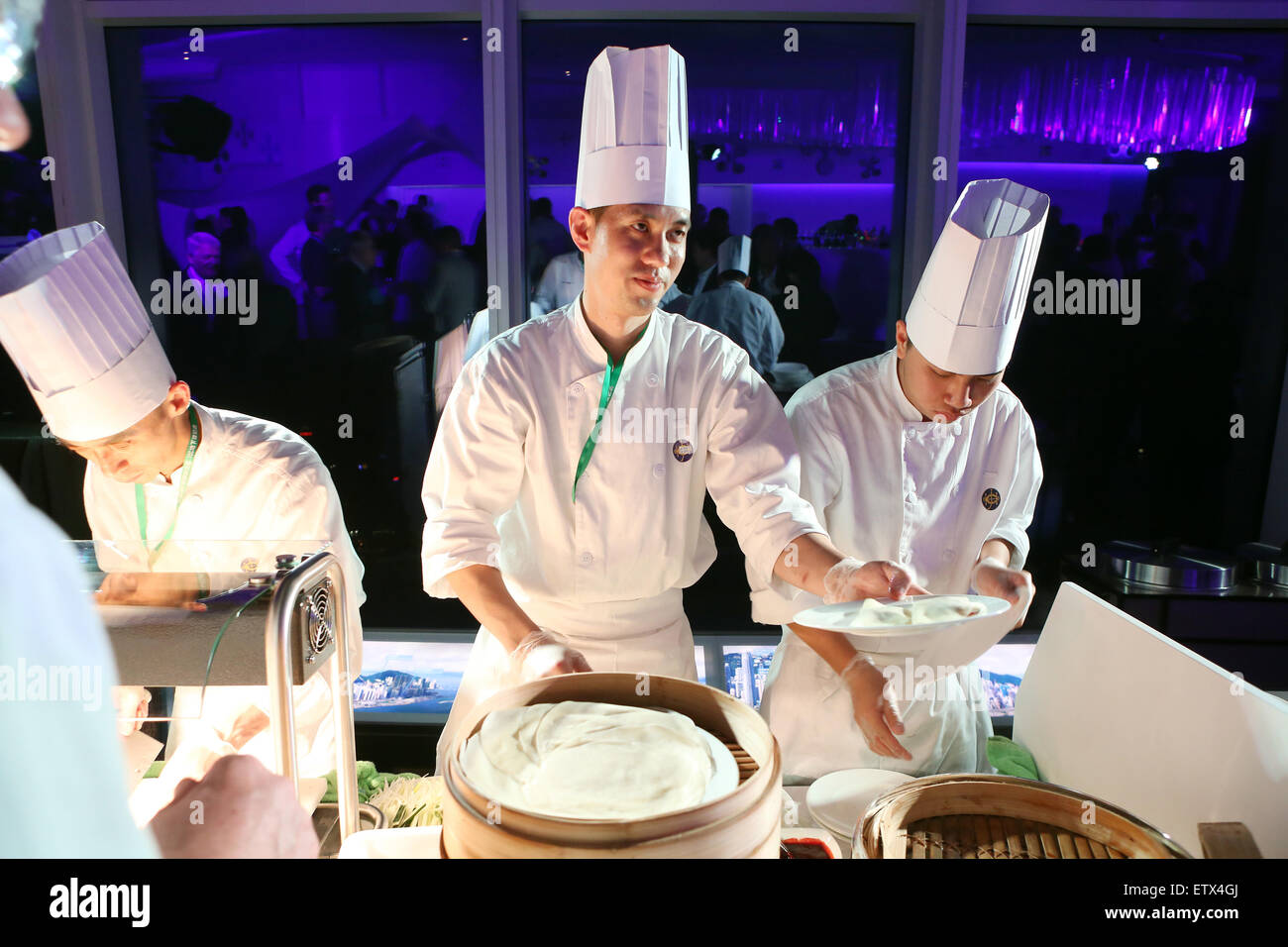 Hong Kong, China, Cook erreicht einem Gast einen Teller mit Pfannkuchen Stockfoto