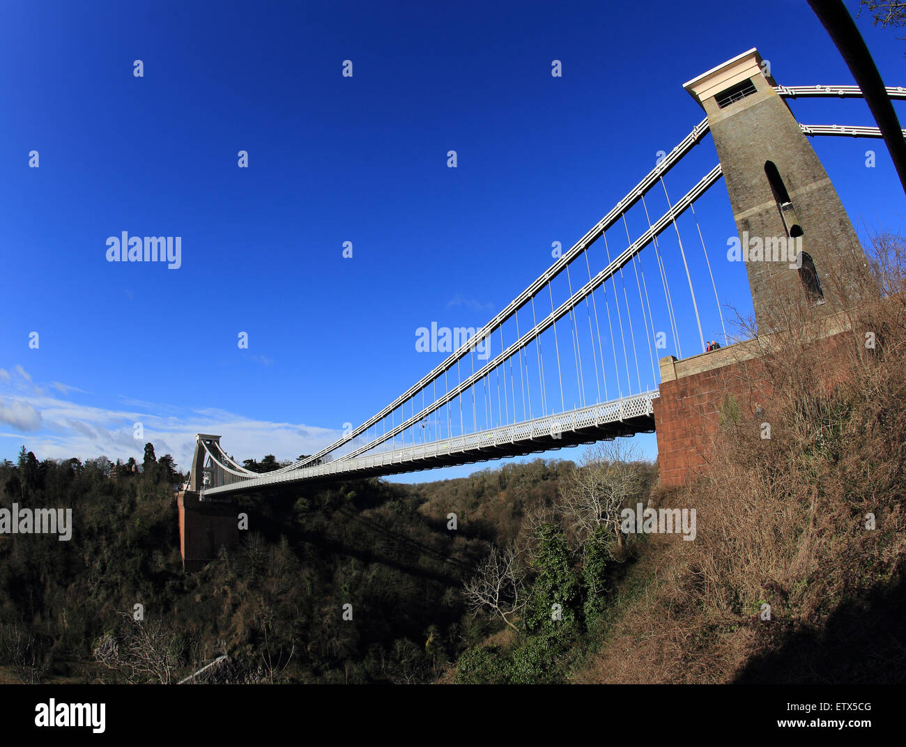 Clifton Suspension Bridge überspannt die Avon-Schlucht, Clifton, Bristol, England, UK. Verzeichnung des Weitwinkel-Objektivs. Stockfoto