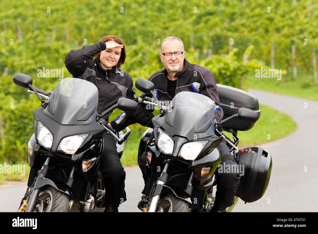 Zwei Biker auf ihren Motorrädern geradeaus schauen Stockfoto