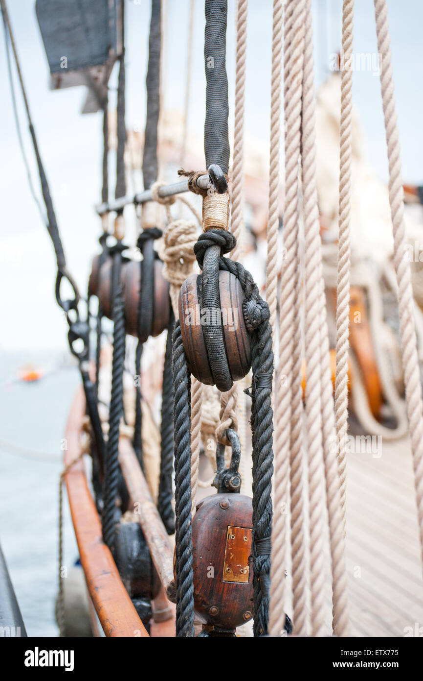 Marine Seile und Taue auf der Großsegler. Alte hölzerne Block mit einem Seil auf dem Segel. Stockfoto