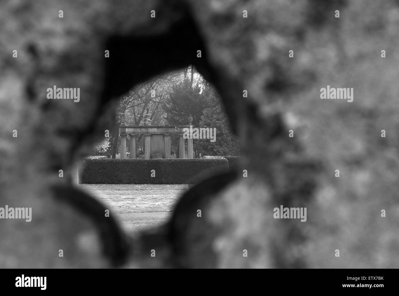 Berlin, Deutschland, Loch in der ehemaligen Grenze Wand an der Gedenkstätte Berliner Mauer Stockfoto