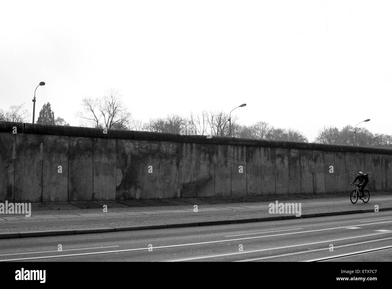 Berlin, Deutschland, Radfahrer von einigen der ehemaligen Grenzwall übergeben. Stockfoto