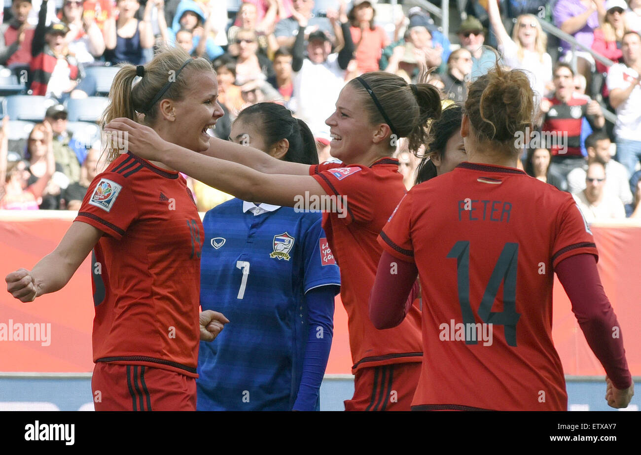 Deutschlands Lena Petermann (L) feiert ihr Ziel auf die 0:2 mit Melanie Leupolz (M) und Babett Peter (R) während der FIFA Frauen «s World Cup 2015 Gruppe B Fußballspiel zwischen Thailand und Deutschland am Winnipeg-Stadion in Winnipeg, Kanada, 15. Juni 2015. Foto: Carmen Jaspersen/dpa Stockfoto