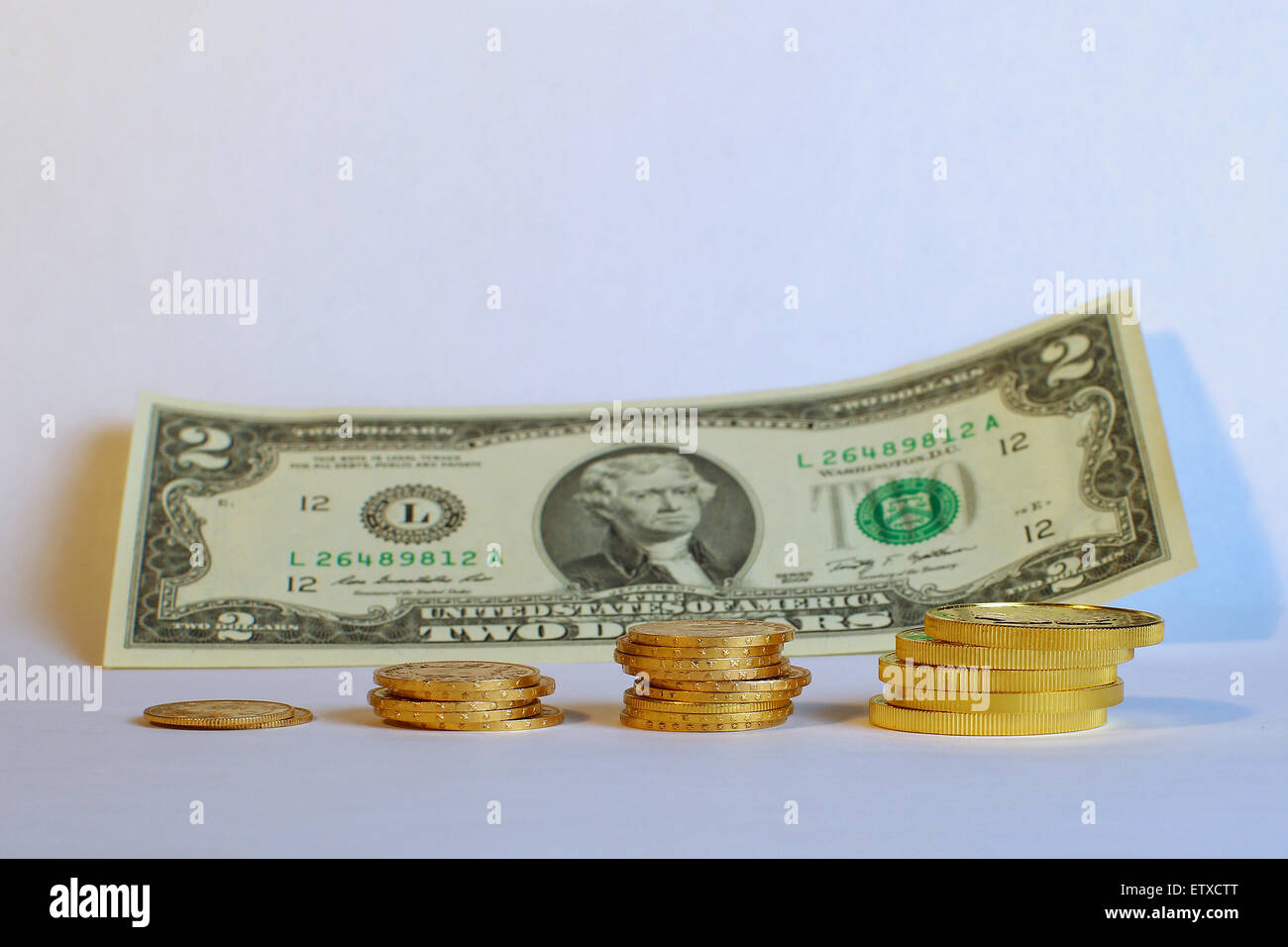 Einsparungen über Zeit gold gegen Papier-Währung-Konzept Stockfoto