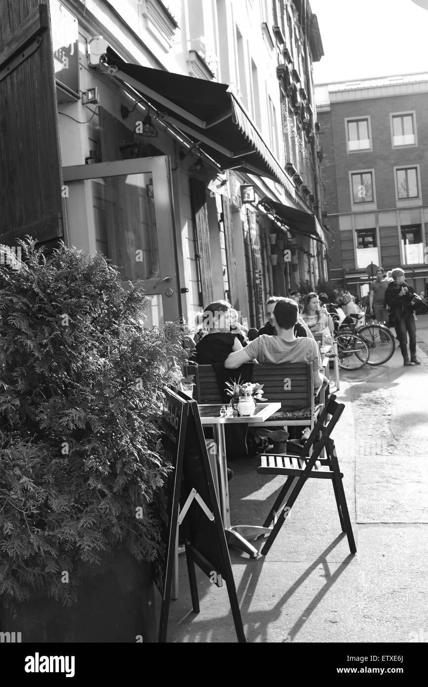 Touristen im Garden Restaurants in Kazimierz in Krakau, Polen, Europa. Stockfoto