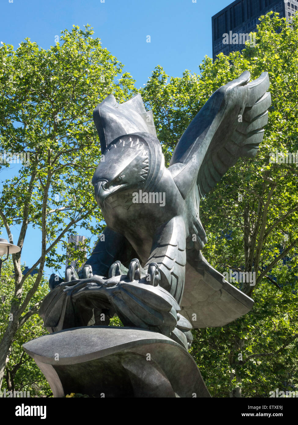 Bronze Adler und Kranz Statue, East Coast War Memorial, Battery Park, New York Stockfoto