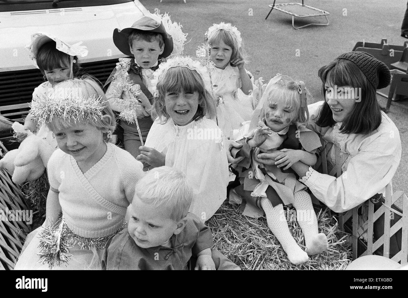 Viele Faffen, viele Fuffen machte eine Clifton einen sicherer Erfolg fair, und natürlich viel Spaß bei der Veranstaltung sind Jugendliche aus Clifton Vorschule Spielgruppe und Mütter und Kleinkinder Club auf ihre Schwimmer. Die jährliche Clifton Faffen Fuffen Messe war op Stockfoto