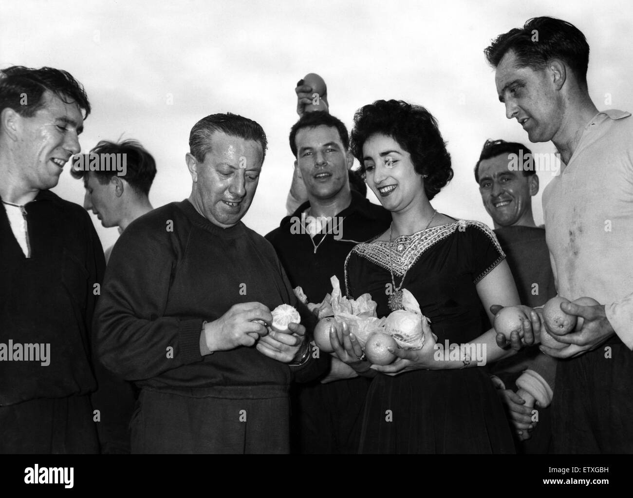 Nach Abschluss der Ausbildung der Wales erhielt Fußball-Nationalmannschaft einen Fall von Orangen aus dem Citrus marketing Board of Israel. Bild zeigt 20 Jahre alt Shosana Ahud von Tel Aviv, ein Student in englischer Sprache an der London University, präsentieren die Frucht der Wa Stockfoto