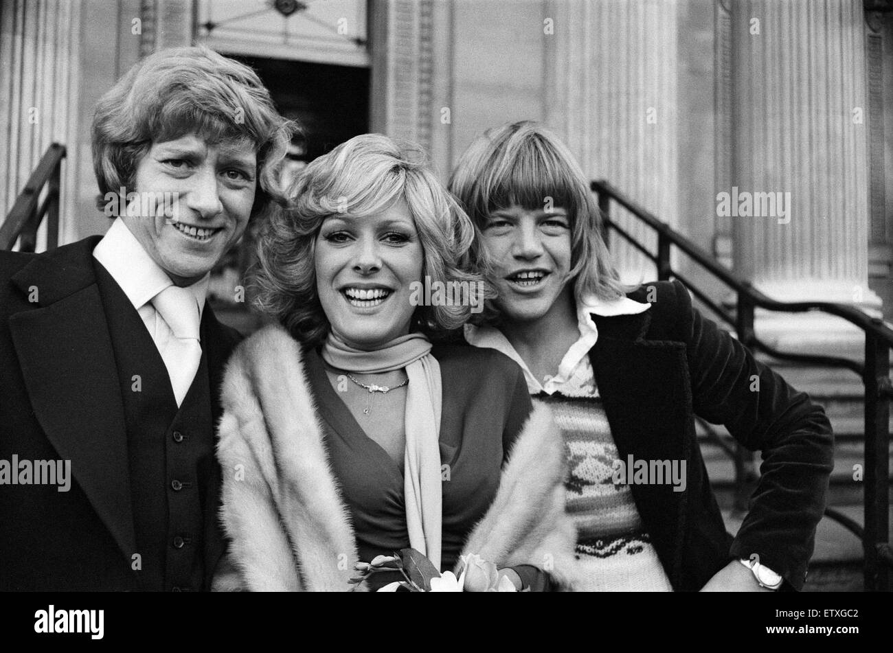 Greg Smith heiratet Lynda Bellingham, wer ist für die Hauptrolle in seinem nächsten Film "Bekenntnisse eines Ausbilders fahren", beim Standesamt Marylebone. Das Paar sind mit Robin Askwith abgebildet, die als bester Mann 7. November 1975 gehandelt. Stockfoto