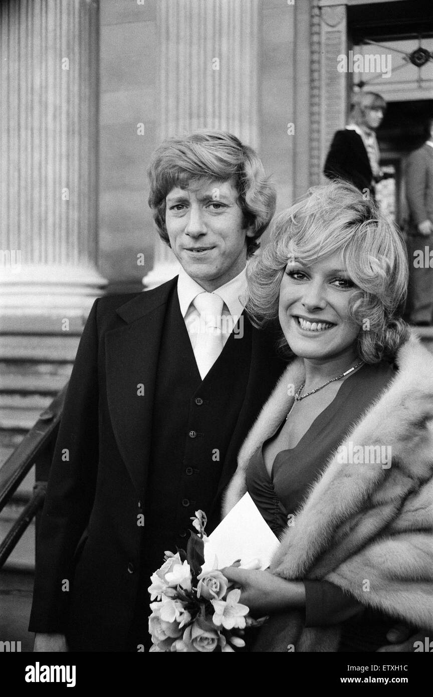 Greg Smith heiratet Lynda Bellingham, wer ist für die Hauptrolle in seinem nächsten Film "Bekenntnisse eines Ausbilders fahren", beim Standesamt Marylebone. 7. November 1975. Stockfoto