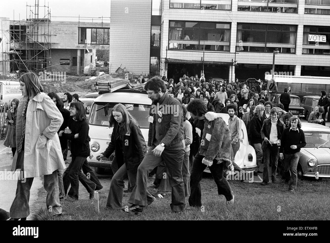 Schüler übernehmen, dass er neu Warwick Arts Centre an der University of Warwick, abgeschlossen, kurz bevor wird offiziell eröffnet. 8. Oktober 1974. Stockfoto