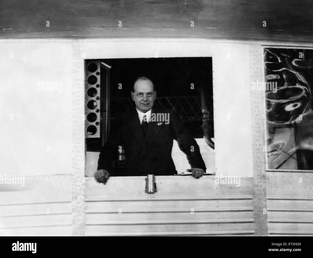 Major George Herbert "Lucky Breeze" Scott stellvertretender Direktor der Luftschiff-Entwicklung in der Gondel der R101 posiert. Um Juli 1930 Stockfoto
