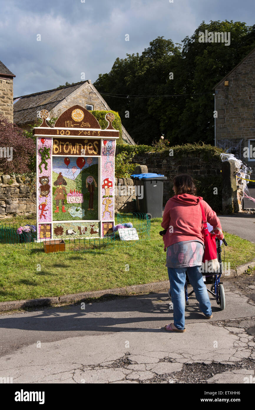 Großbritannien, England, Derbyshire, Eyam, Stadt Ende, Kinder ist Hundertjahrfeier von Brownies gut kleiden Stockfoto