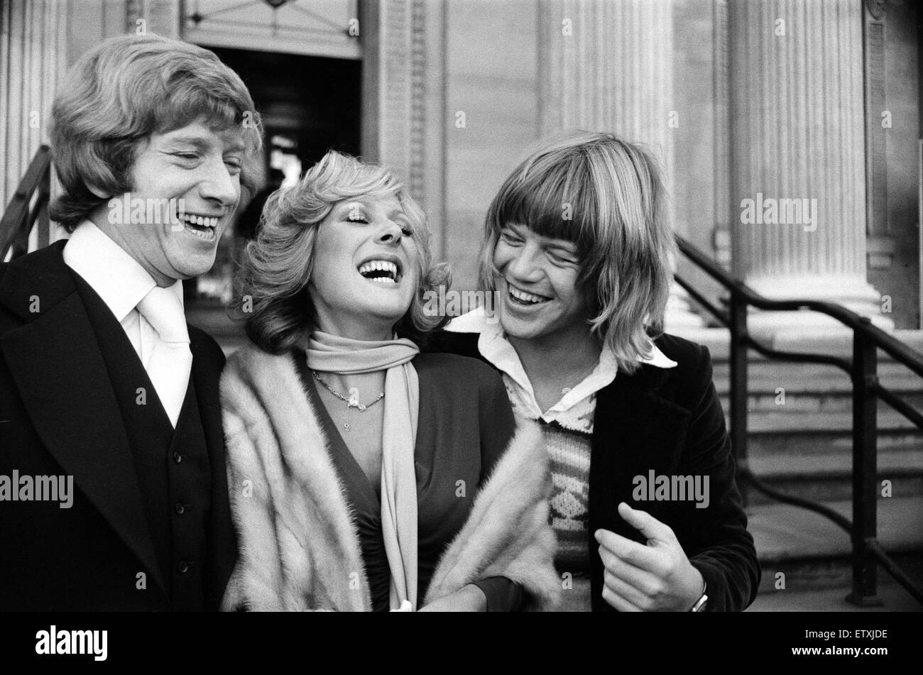 Greg Smith heiratet Lynda Bellingham, wer ist für die Hauptrolle in seinem nächsten Film "Bekenntnisse eines Ausbilders fahren", beim Standesamt Marylebone. Das Paar sind mit Robin Askwith abgebildet, die als bester Mann 7. November 1975 gehandelt. Stockfoto