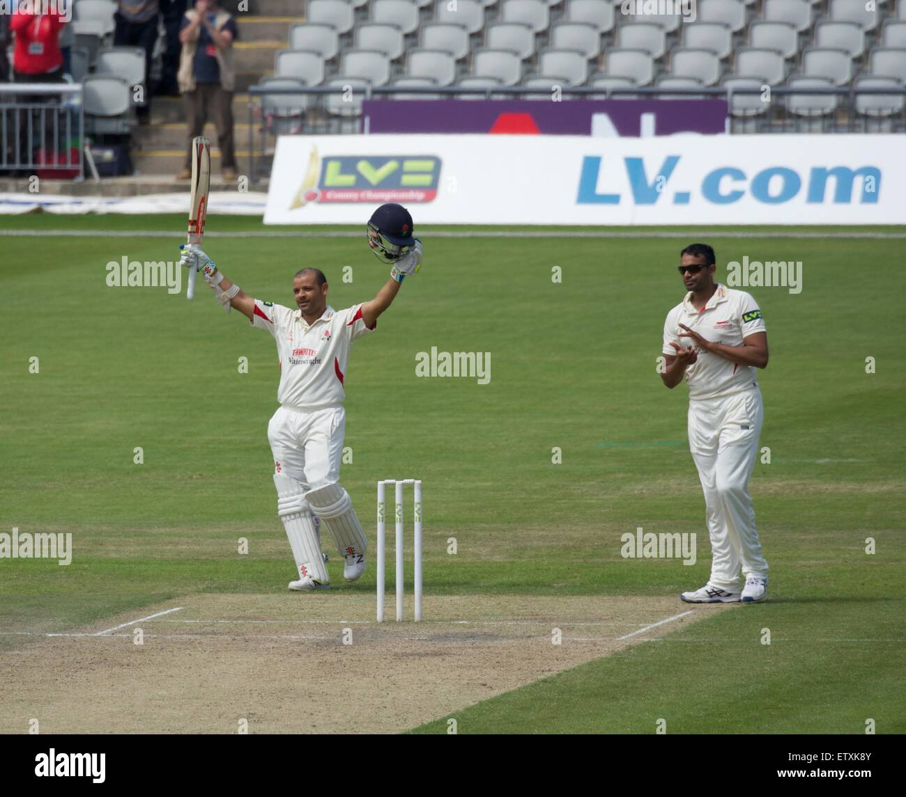 Manchester, UK. 16. Juni 2015. Ashwell Prinz (Lancashire) feiert seinen vierten Jahrhundert der Saison am dritten Tag des viertägigen County Championship Division 2 zu erreichen. Spiel im Old Trafford Emirates. Cricket-Lancashire V Leicestershire Credit: John Fryer/Alamy Live News Stockfoto