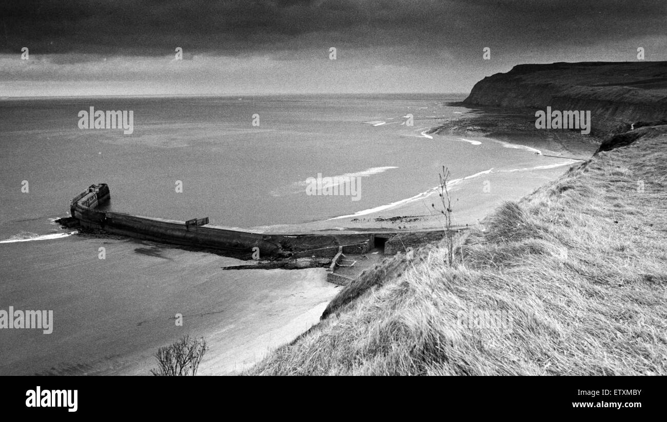 Ein Blick auf die Küste bei Skinningrove mit dem Steg, North Yorkshire. 9. Januar 1989. Stockfoto