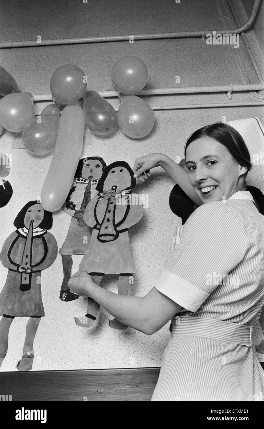 Eine Krankenschwester schmückt ein Kinderkrankenhaus in Birmingham. 20. Dezember 1975 Stockfoto