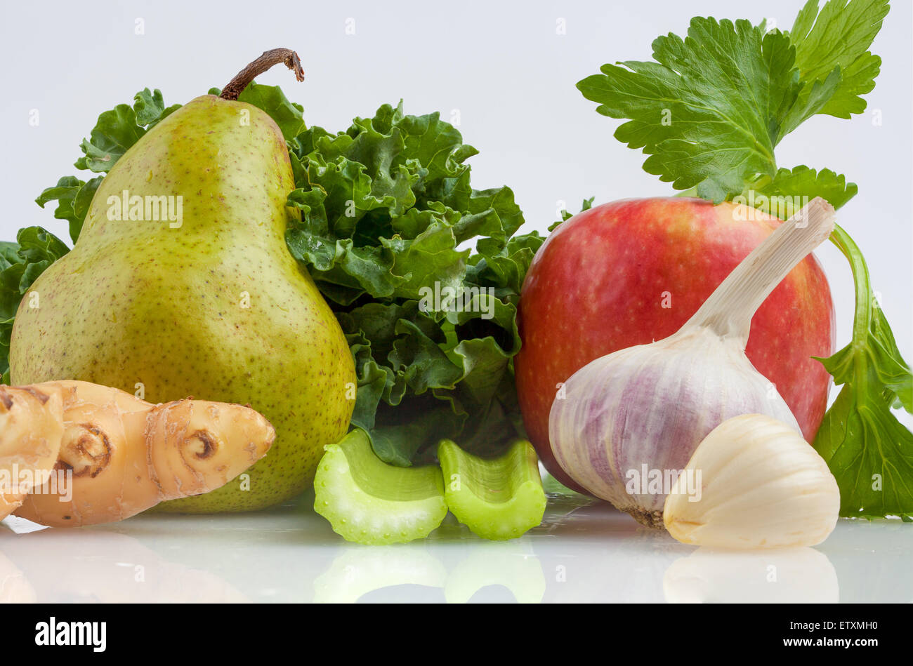 Zutaten für Grünkohl schütteln isolierten auf weißen Hintergrund. Grünkohl, Sellerie, Pink Lady Apfel, Birne, Knoblauch und Ingwer Stockfoto