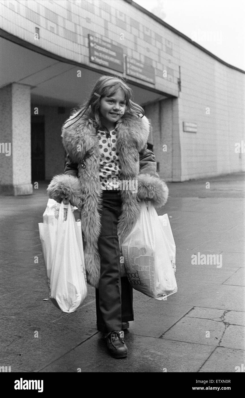 Ein Junge Weihnachts-Shopper in Birmingham. 20. Dezember 1975 Stockfoto