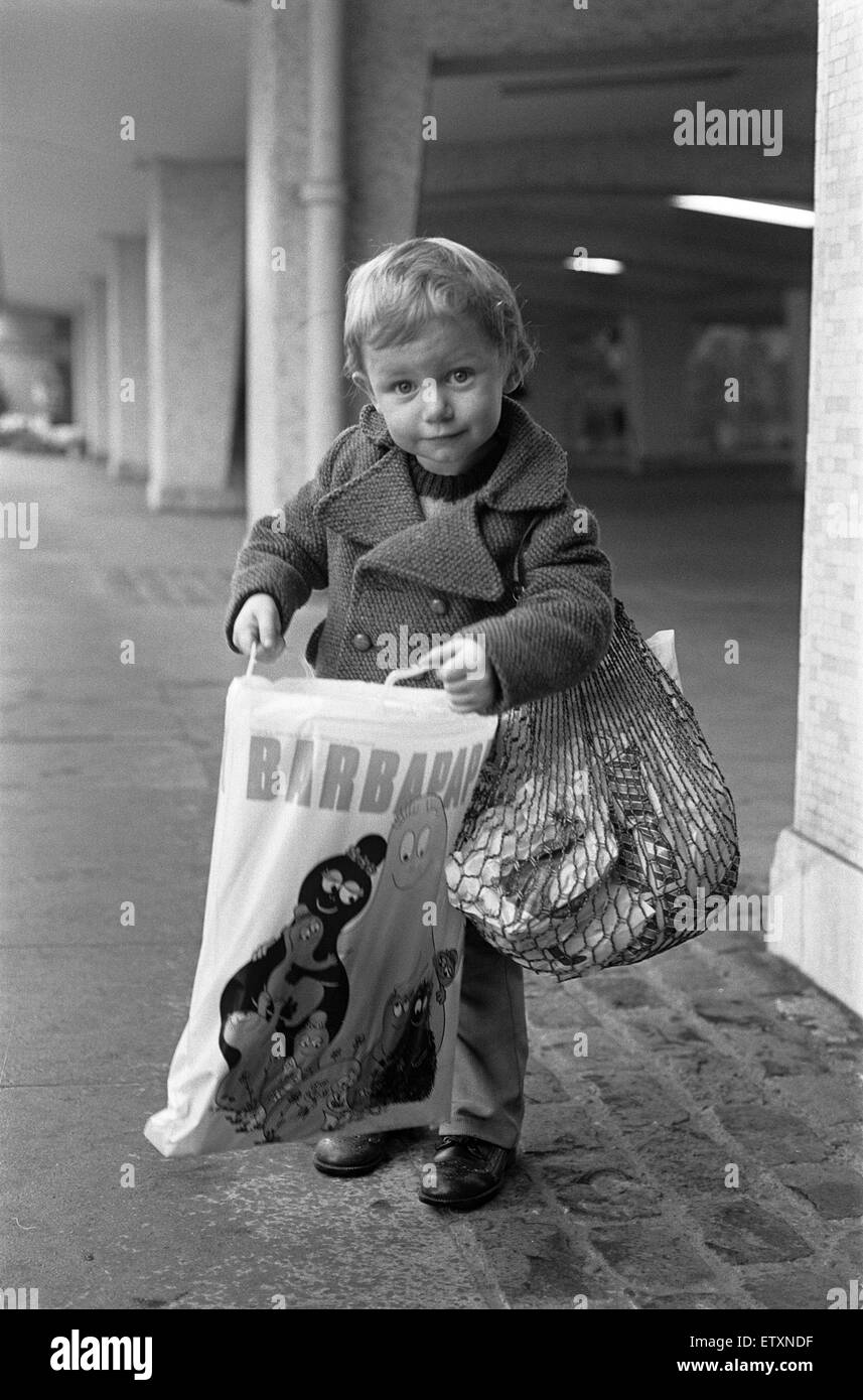 Ein Junge Weihnachts-Shopper in Birmingham. 20. Dezember 1975 Stockfoto