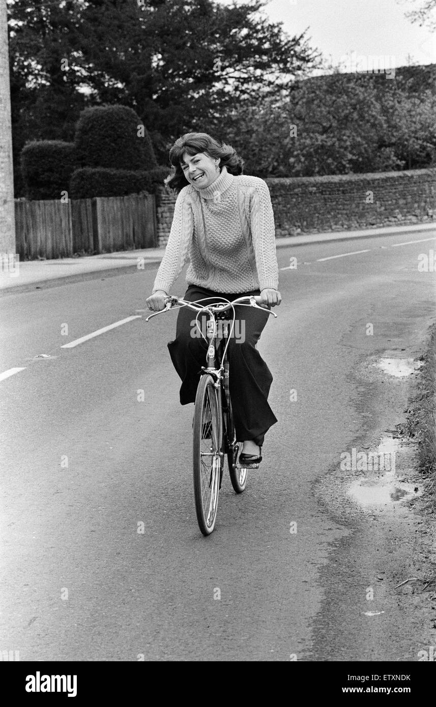 PAM Ayres mit ihrem Fahrrad in der Nähe von ihrem Haus in einem Dorf in Oxfordshire. 12. Mai 1977. Stockfoto