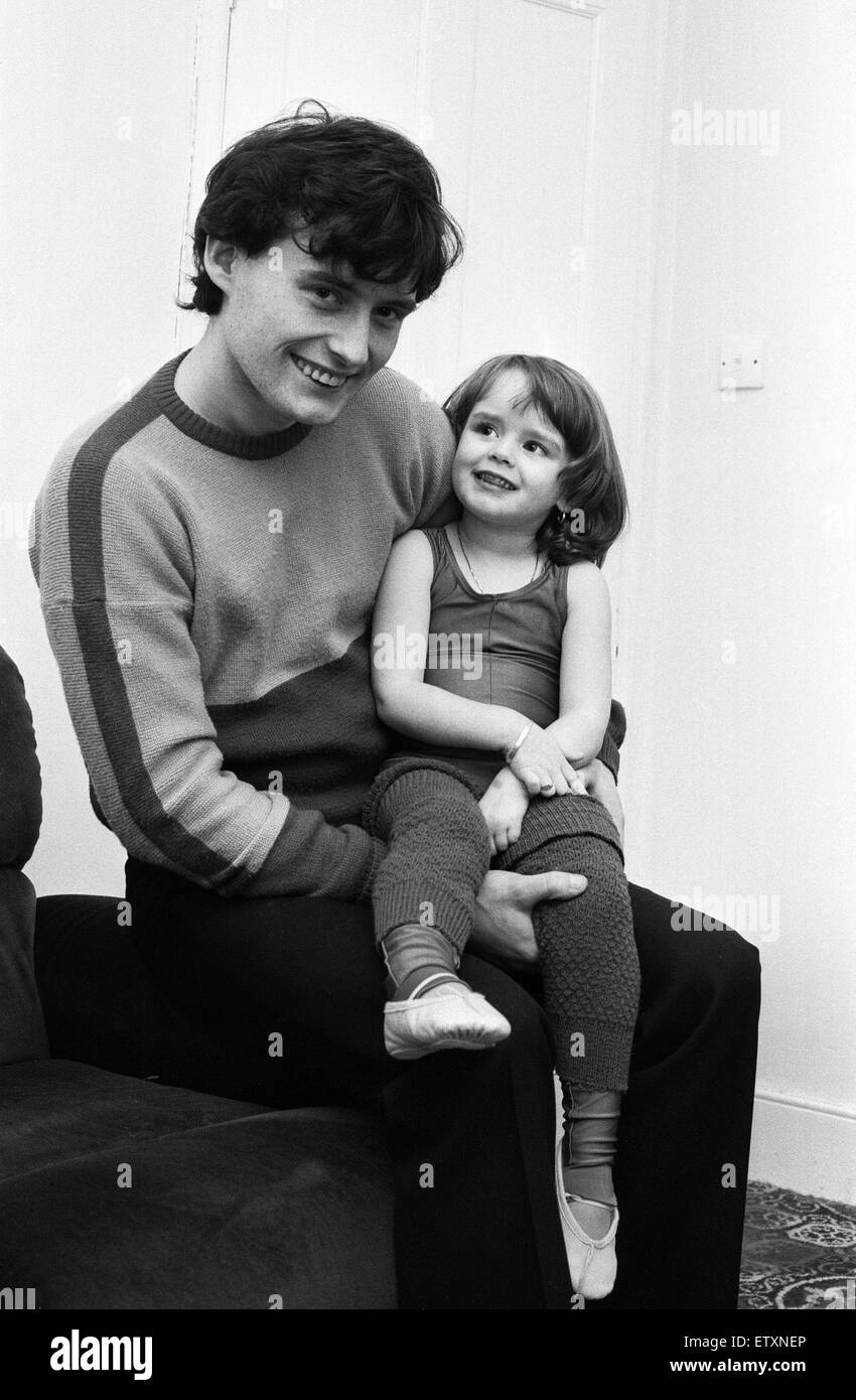 Snooker-Spieler Jimmy White mit seiner drei und eine Hälfte Jahr alten Tochter Lauren zu Hause in Tooting, Süd-London am Tag nach dem Gewinn der Benson und Hedges Master Finale im Wembley-Stadion. 30. Januar 1984. Stockfoto