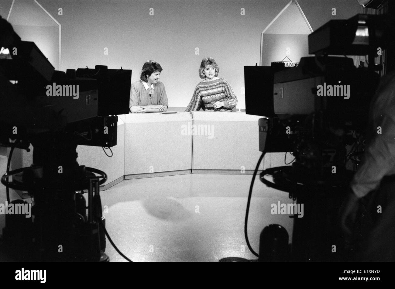 Kay Alexander, Moderatoren, Midlands heute, BBC Regionalfernsehen Nachrichtenservice für den West Midlands, beschreibt die Kunst des News lesen mit Marion Brennan, Post und Mail Journalist, Pebble Mill Studios, 24. Oktober 1988. Stockfoto