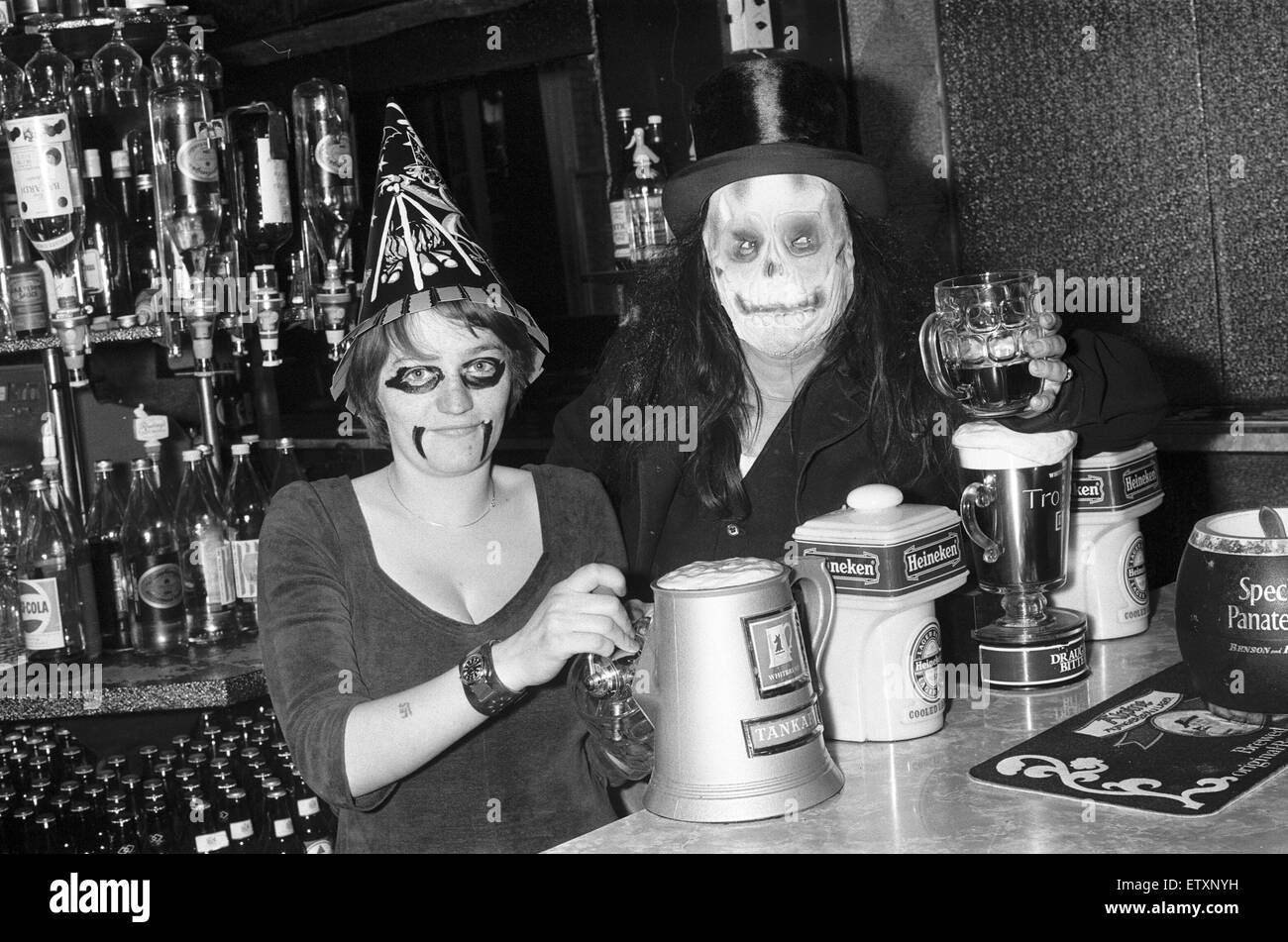 Halloween in der Krone Leamington Kneipe. 30. Oktober 1979 Stockfoto