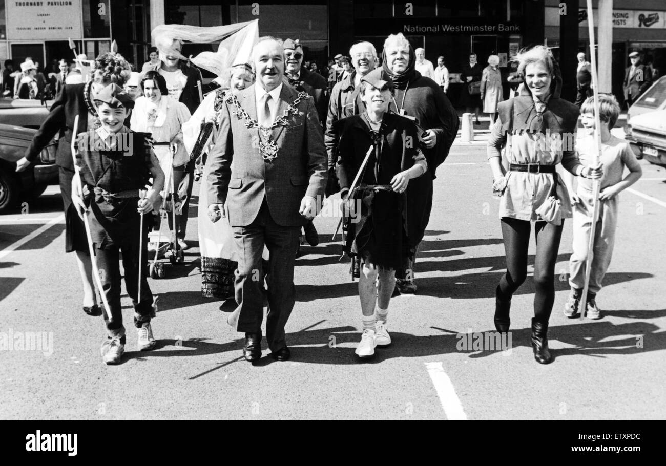 Stockton Bürgermeister Ken Craggs begibt sich ins Thornaby Sackgasse Mitglieder auf ihren dritten jährlichen Spaß laufen, Mitglieder als Robin Hood und seine fröhliche Männer gekleidet sind. 28. August 1986. Stockfoto