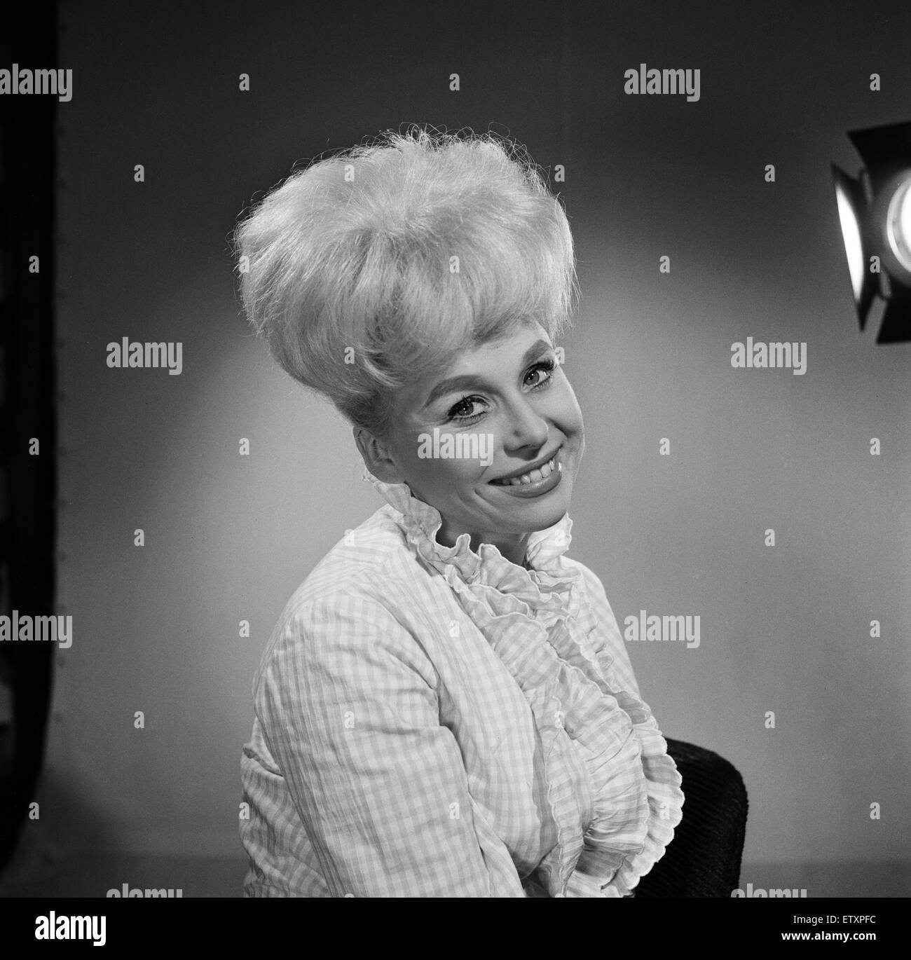 Barbara Windsor, Schauspielerin und Star der BBC TV-Serie, The Rag Trade abgebildet 28. Februar 1963. Stockfoto