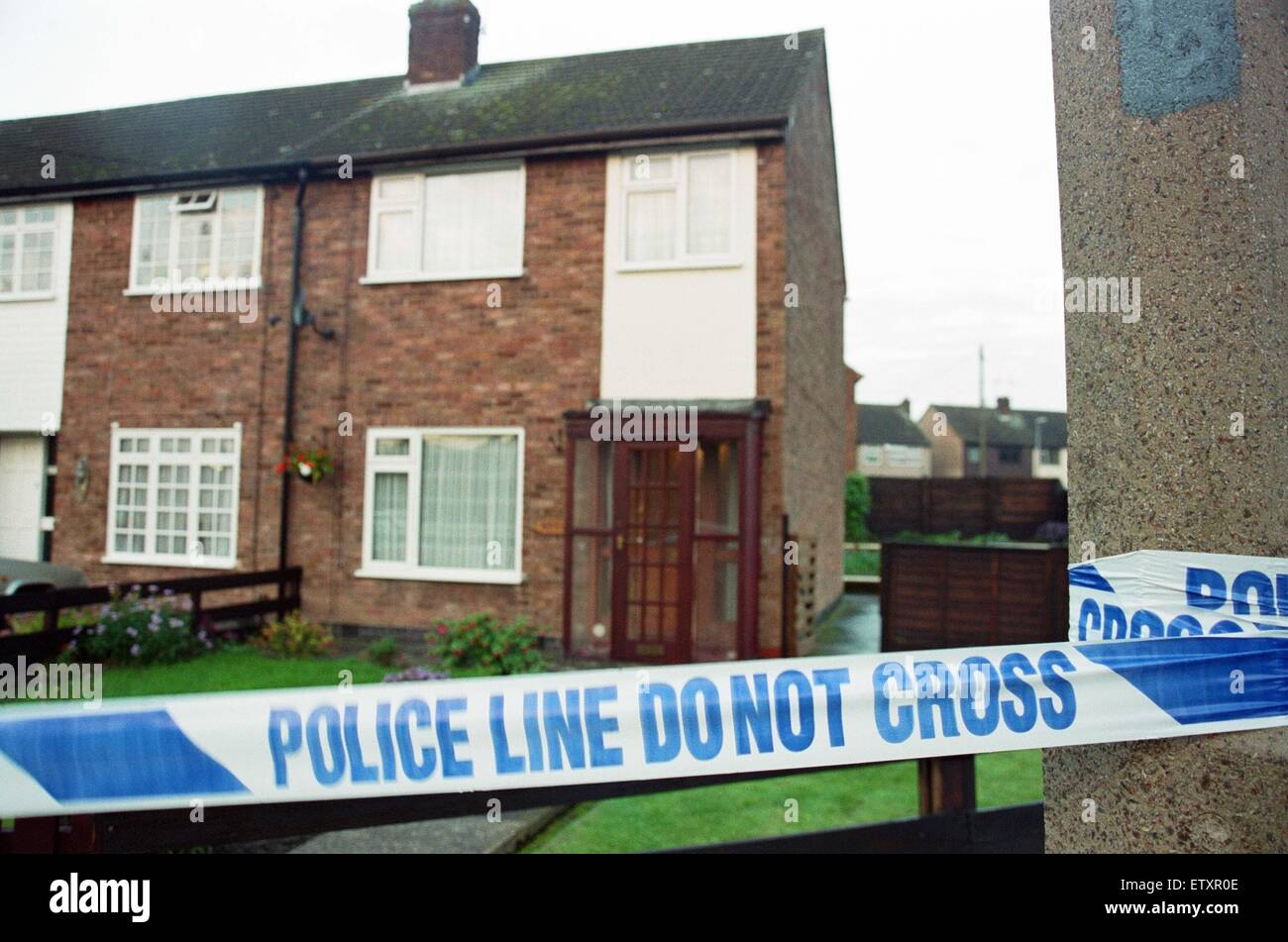 Die Szene am Yewdale Crescent, Töpfer grün, Coventry. Drei Personen wurden tot im Haus gefunden. Stuart Hall, 25, später gestand den Mord an seiner Mutter Susan, Großvater Clifford und Tante Lynda. 13. Oktober 2000. Stockfoto