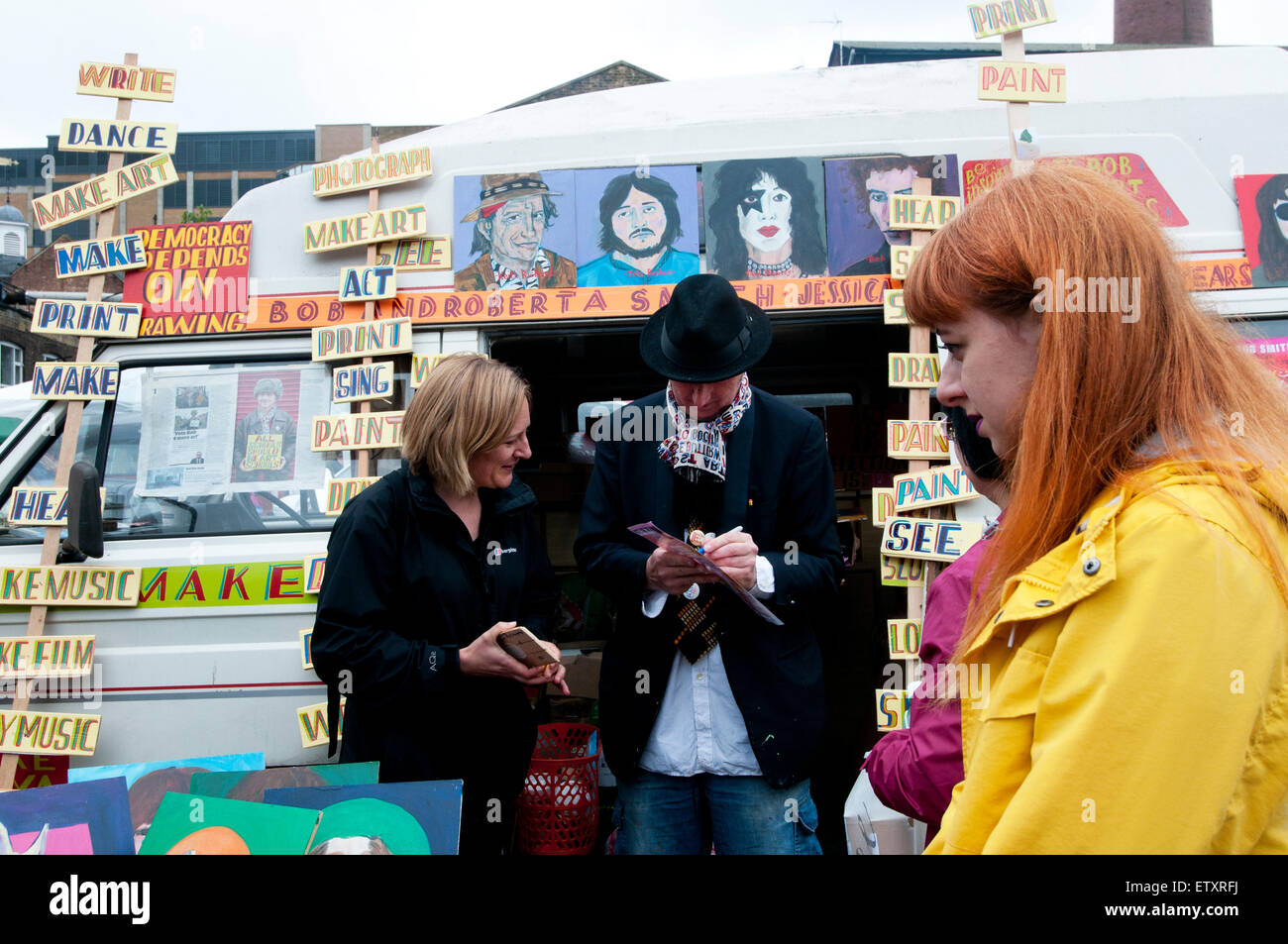 Brick Lane London 2015. Vauxhall Kunst Kofferraum fair. Bob und Roberta Smith unterschreibt einen Kauf. Stockfoto