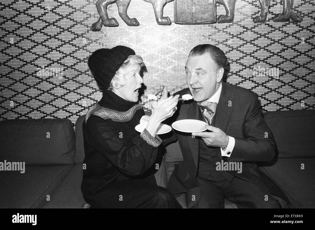 London Weekend Television Comedy-Serie "Zwei ist Firma" Sterne Elaine Stritch (Dorothy McNab) und Donald Sinden (Robert ihre englische Butler).  Hier zu sehen, dass Tee im Savoy 17. Januar 1978 Stockfoto